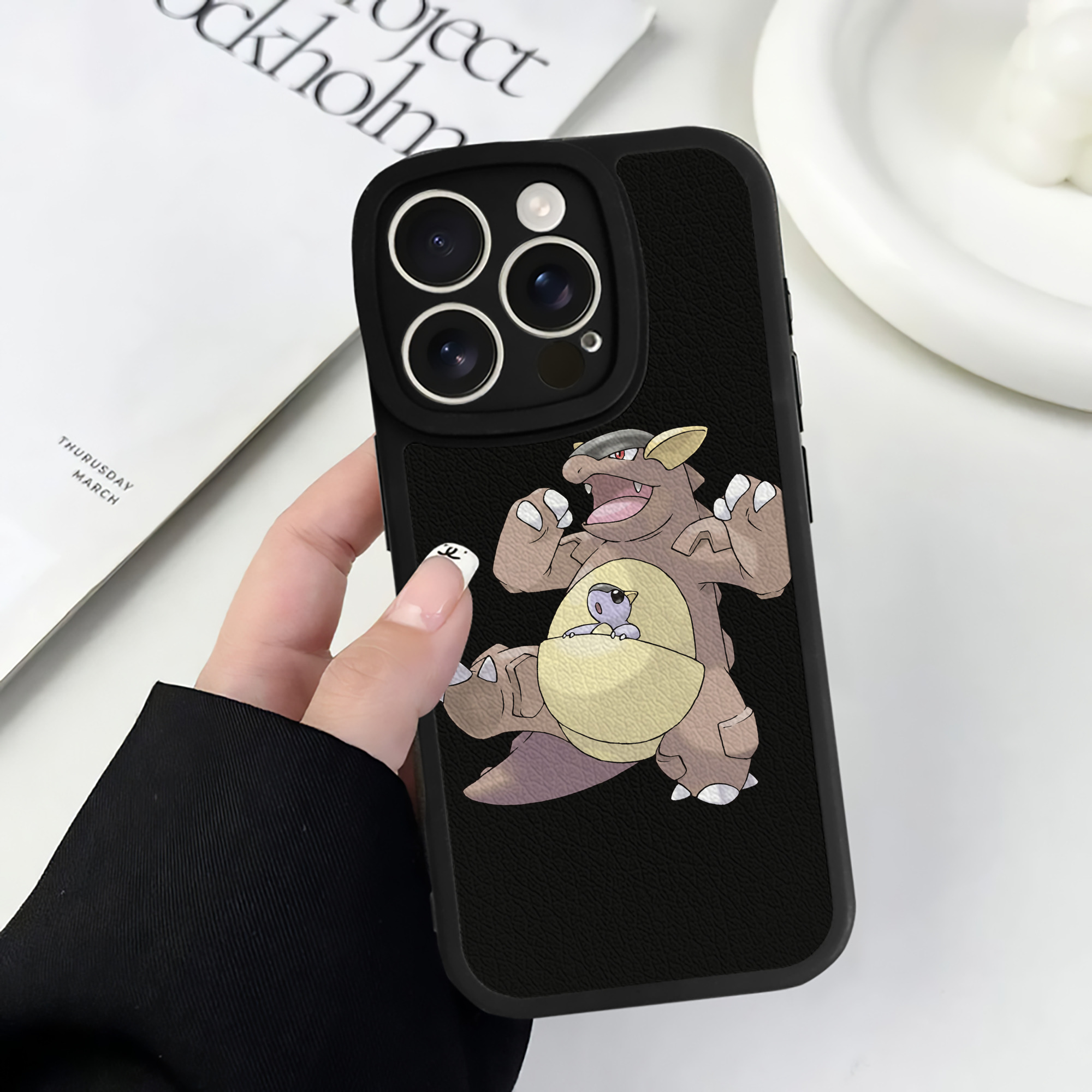 （画像用） ポケットモンスター Pokémon 【iPhone 16シリーズ対応】シリコンスマホケース（レザー調） 材質：シリコン